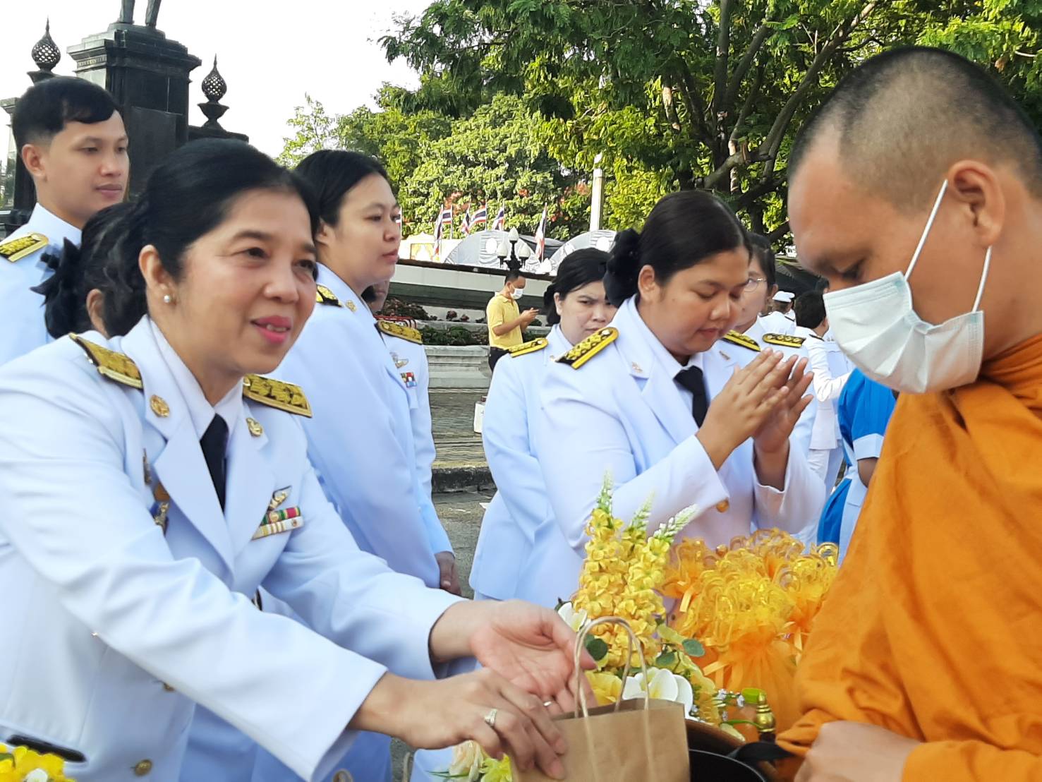 สพจ.นนทบุรี ร่วมพิธีน้อมรำลึกในพระมหากรุณาธิคุณ เนื่องในวันคล้ายวันพระบรมราชสมภพ พระบาทสมเด็จพระบรมชนกาธิเบศร มหาภูมิพลอดุลยเดชมหาราช บรมนาถบพิตร วันชาติ และวันพ่อแห่งชาติ 5 ธันวาคม 2566