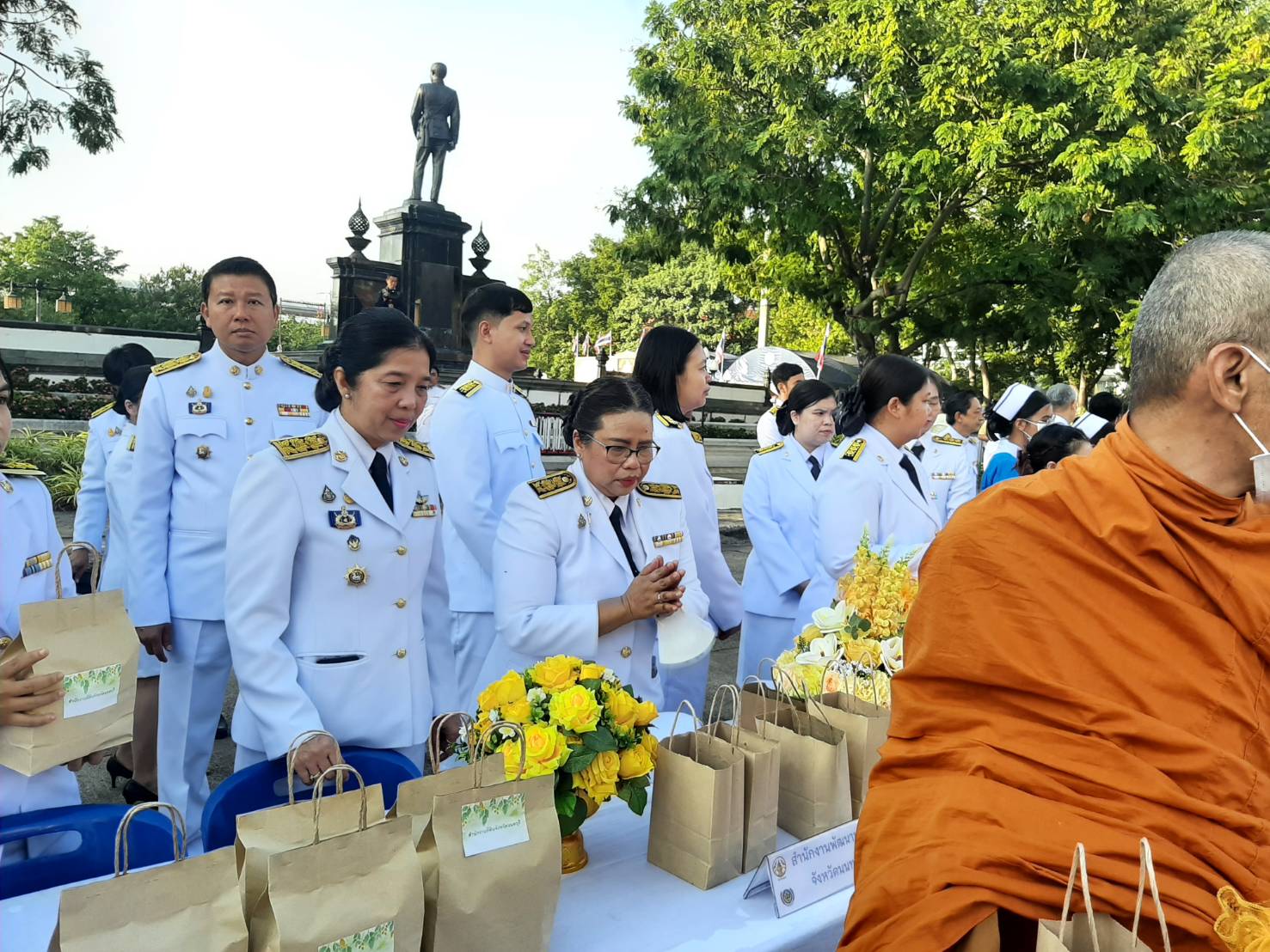 สพจ.นนทบุรี ร่วมพิธีน้อมรำลึกในพระมหากรุณาธิคุณ เนื่องในวันคล้ายวันพระบรมราชสมภพ พระบาทสมเด็จพระบรมชนกาธิเบศร มหาภูมิพลอดุลยเดชมหาราช บรมนาถบพิตร วันชาติ และวันพ่อแห่งชาติ 5 ธันวาคม 2566