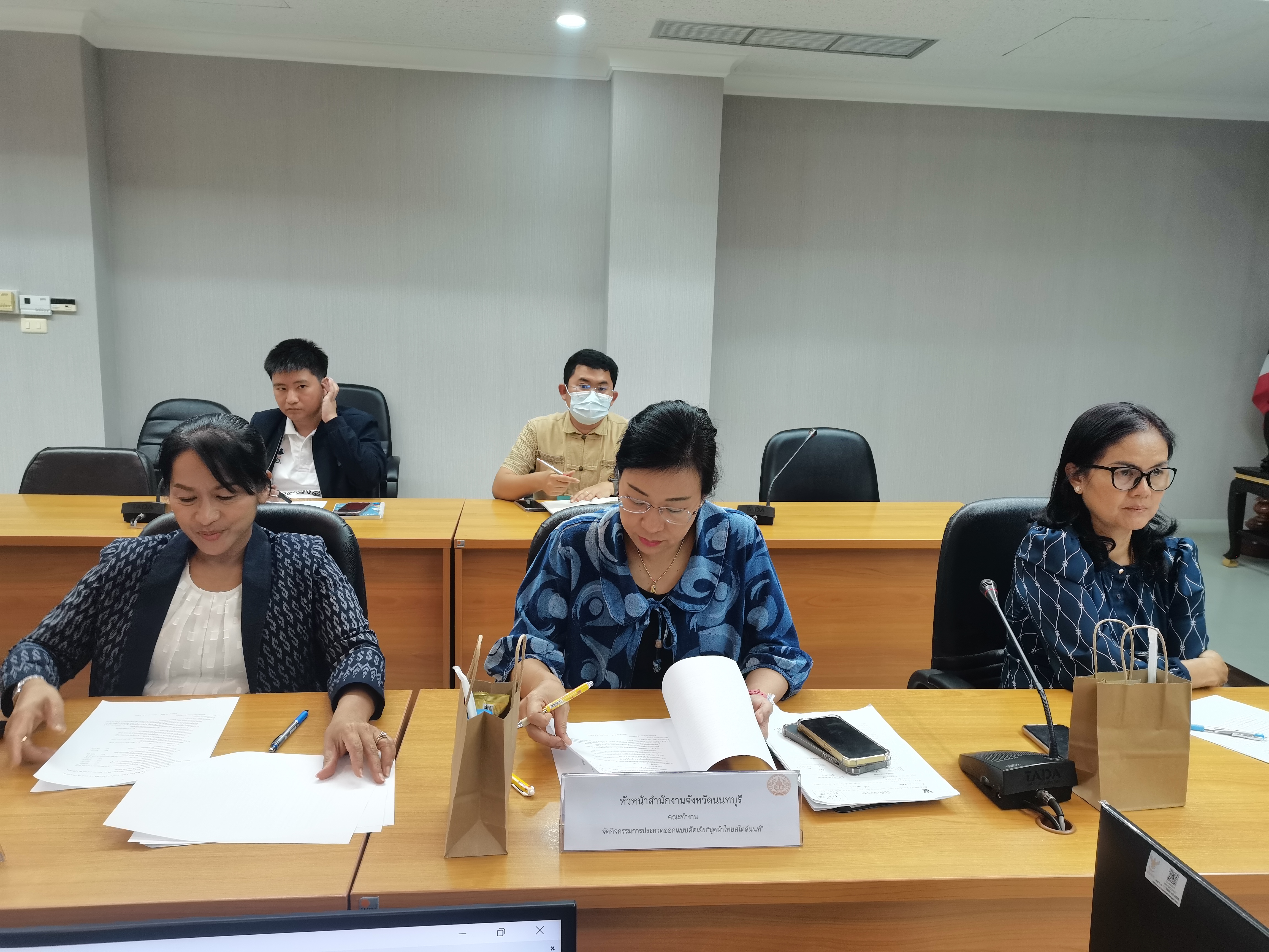 พช.นนท์ เตรียมความพร้อมจัดกิจกรรมการประกวดออกแบบตัดเย็บ “ชุดผ้าไทยสไตล์นนท์”