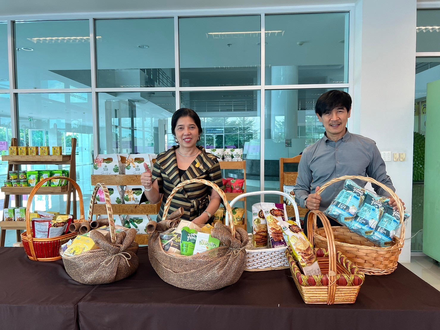 พช.นนทบุรี ผลักดันภาคประชาชน โดยเครือข่าย OTOP ระดับจังหวัด จัดจำหน่ายกระเช้า OTOP และจัดการศูนย์จัดแสดงและจำหน่ายผลิตภัณฑ์ OTOP