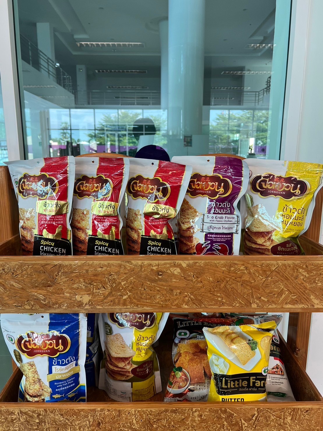 พช.นนทบุรี ผลักดันภาคประชาชน โดยเครือข่าย OTOP ระดับจังหวัด จัดจำหน่ายกระเช้า OTOP และจัดการศูนย์จัดแสดงและจำหน่ายผลิตภัณฑ์ OTOP