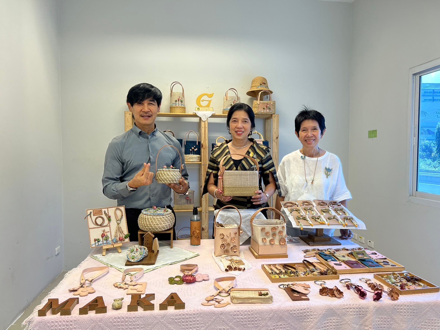 พช.นนทบุรี ผลักดันภาคประชาชน โดยเครือข่าย OTOP ระดับจังหวัด จัดจำหน่ายกระเช้า OTOP และจัดการศูนย์จัดแสดงและจำหน่ายผลิตภัณฑ์ OTOP