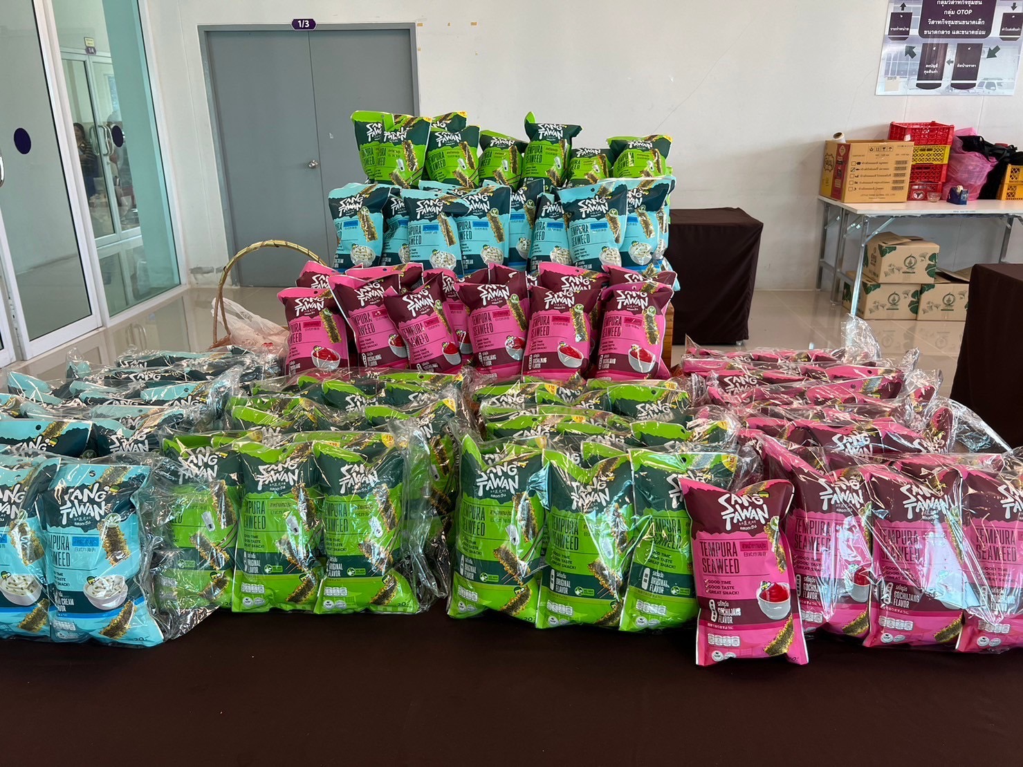 พช.นนทบุรี ผลักดันภาคประชาชน โดยเครือข่าย OTOP ระดับจังหวัด จัดจำหน่ายกระเช้า OTOP และจัดการศูนย์จัดแสดงและจำหน่ายผลิตภัณฑ์ OTOP