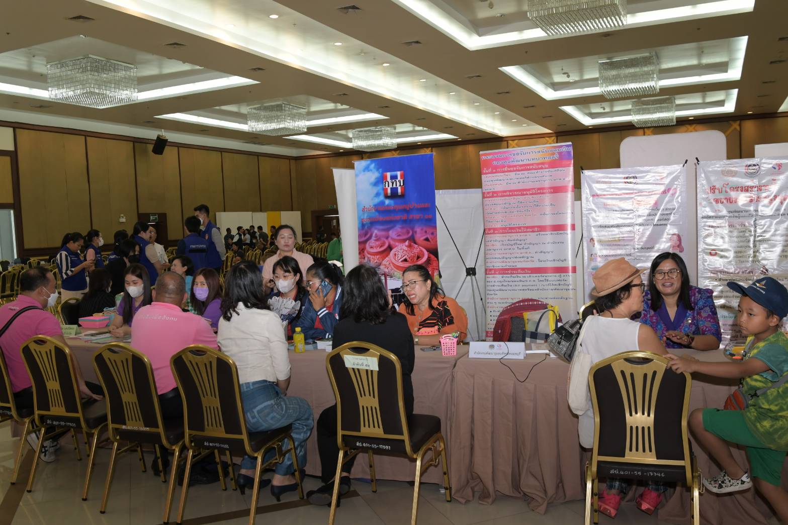 พช.นนทบุรี ร่วม Kick off “ตลาดนัดแก้หนี้” จังหวัดนนทบุรี