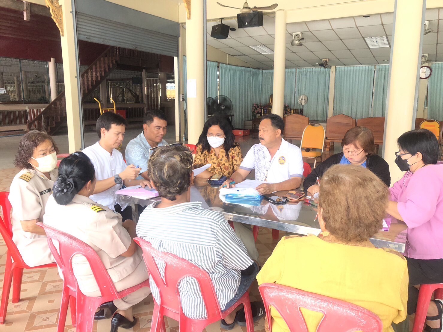 ลงพื้นที่ติดตามการดำเนินงานคณะกรรมการโครงการแก้ไขปัญหาความยากจน (กข.คจ) อำเภอบางกรวย