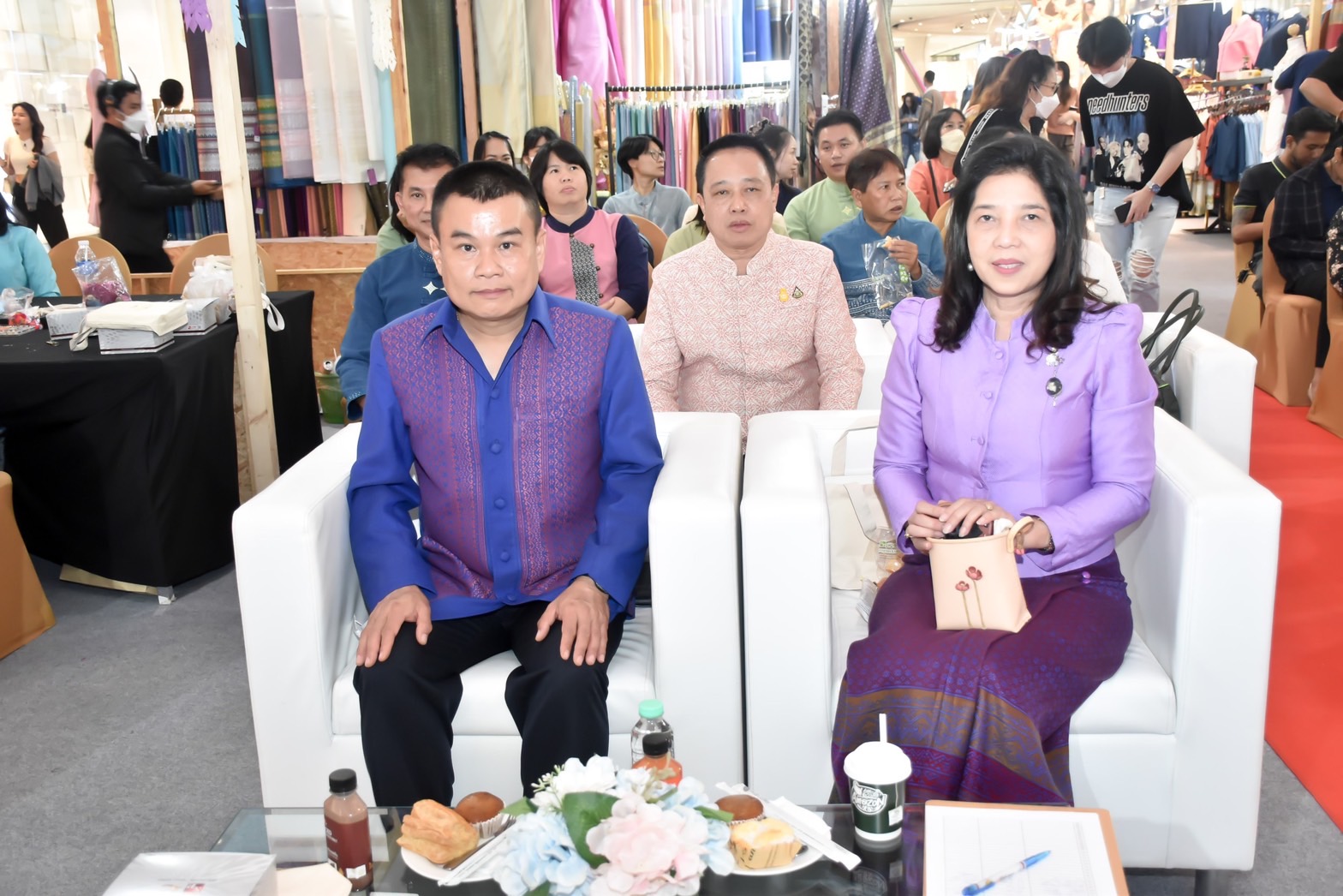 พช.นนทบุรี ร่วมพิธีเปิด “งานพัฒนาผ้าลำพูนสู่เศรษฐกิจสร้างสรรค์ สืบสานภูมิปัญญา พัฒนาผ้าไทยสู่สากล”