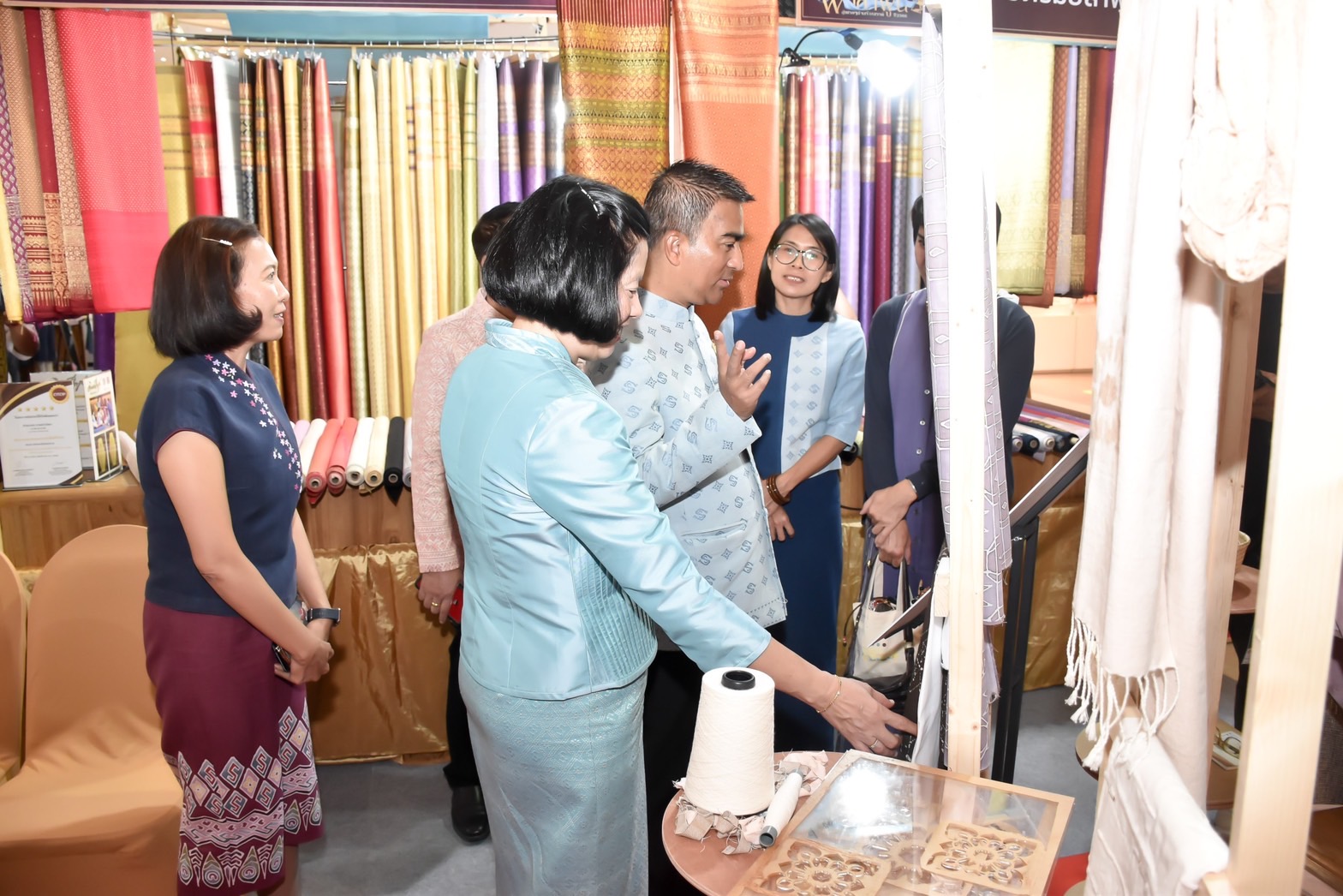 พช.นนทบุรี ร่วมพิธีเปิด “งานพัฒนาผ้าลำพูนสู่เศรษฐกิจสร้างสรรค์ สืบสานภูมิปัญญา พัฒนาผ้าไทยสู่สากล”