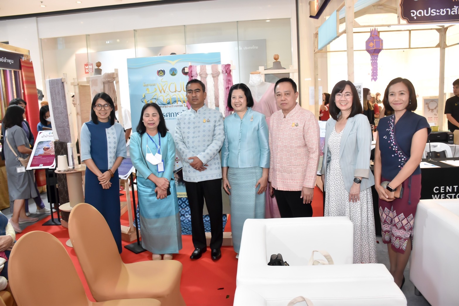 พช.นนทบุรี ร่วมพิธีเปิด “งานพัฒนาผ้าลำพูนสู่เศรษฐกิจสร้างสรรค์ สืบสานภูมิปัญญา พัฒนาผ้าไทยสู่สากล”