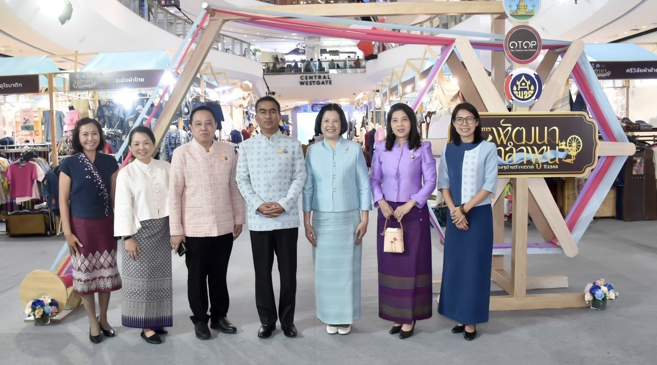 พช.นนทบุรี ร่วมพิธีเปิด “งานพัฒนาผ้าลำพูนสู่เศรษฐกิจสร้างสรรค์ สืบสานภูมิปัญญา พัฒนาผ้าไทยสู่สากล”