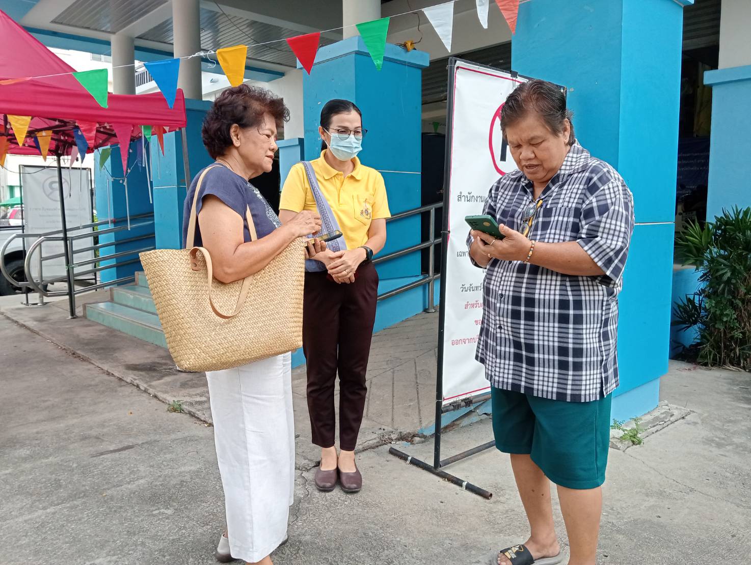 พช.ปากเกร็ด ลงพื้นที่ตรวจเยี่ยมสมาชิกกองทุนพัฒนาบทบาทสตรี