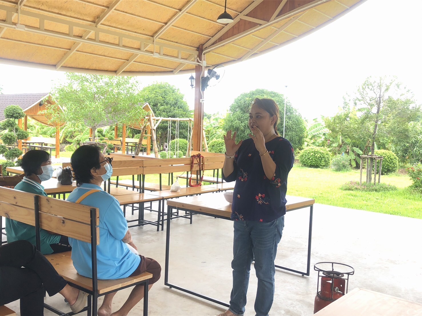 สพอ.ไทรน้อย ขับเคลื่อนการขจัดความยากจนขององค์กรสตรี ส่งเสริมอาชีพครัวเรือนยากจน