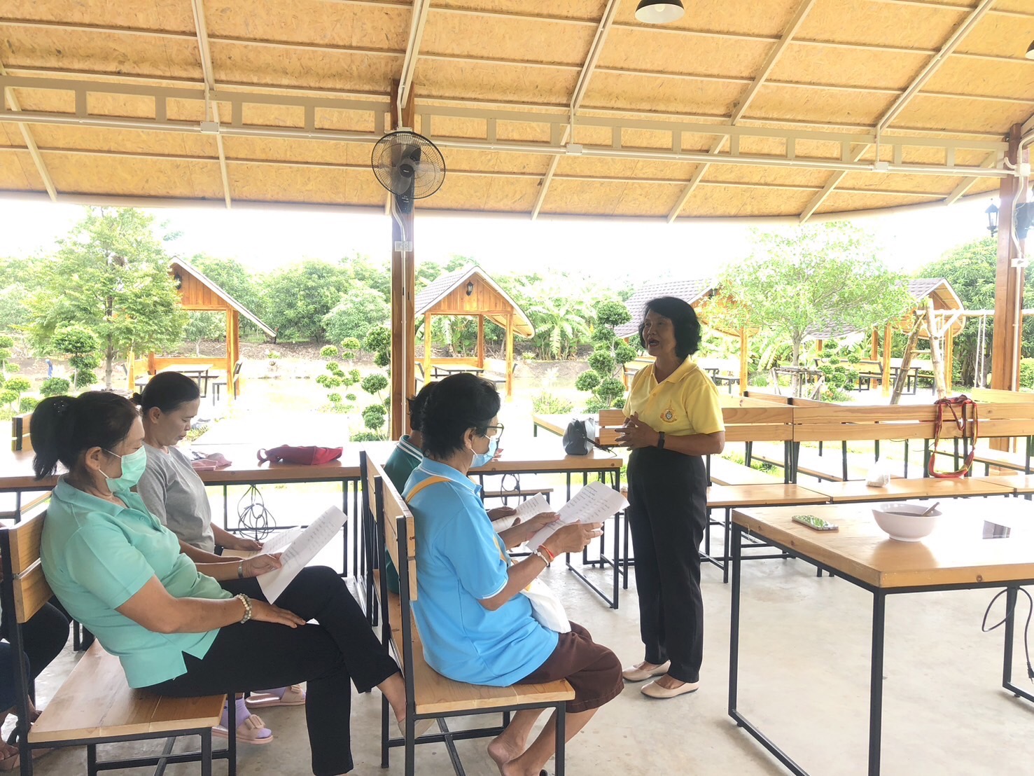 สพอ.ไทรน้อย ขับเคลื่อนการขจัดความยากจนขององค์กรสตรี ส่งเสริมอาชีพครัวเรือนยากจน