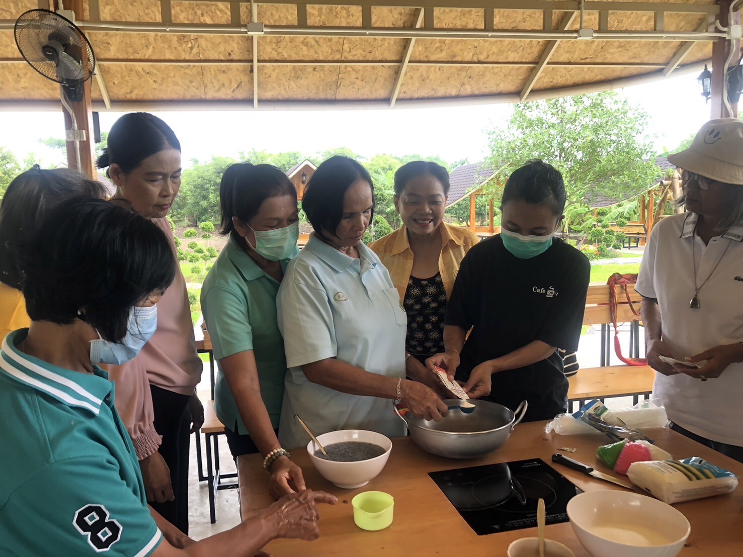 สพอ.ไทรน้อย ขับเคลื่อนการขจัดความยากจนขององค์กรสตรี ส่งเสริมอาชีพครัวเรือนยากจน