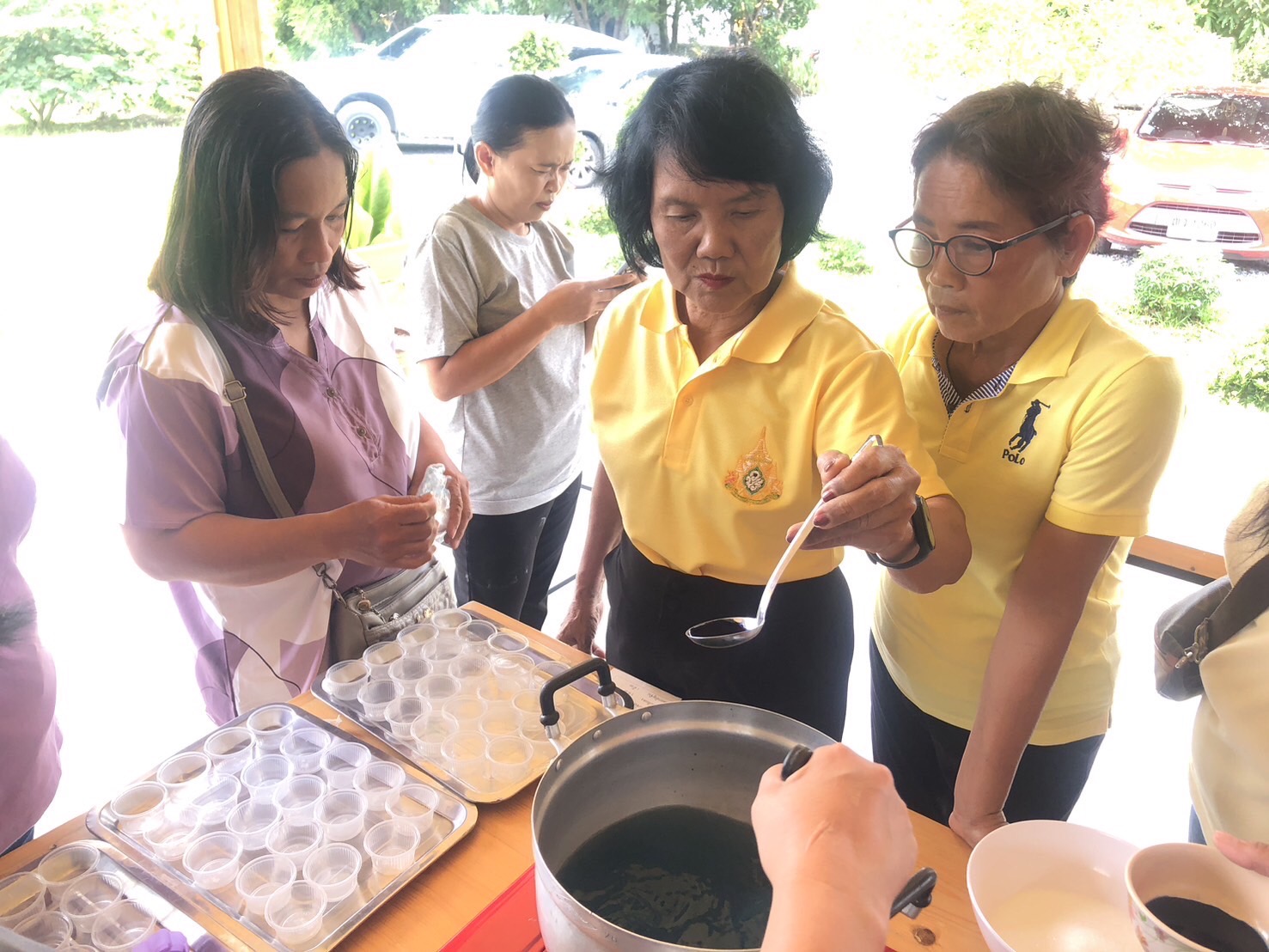 สพอ.ไทรน้อย ขับเคลื่อนการขจัดความยากจนขององค์กรสตรี ส่งเสริมอาชีพครัวเรือนยากจน