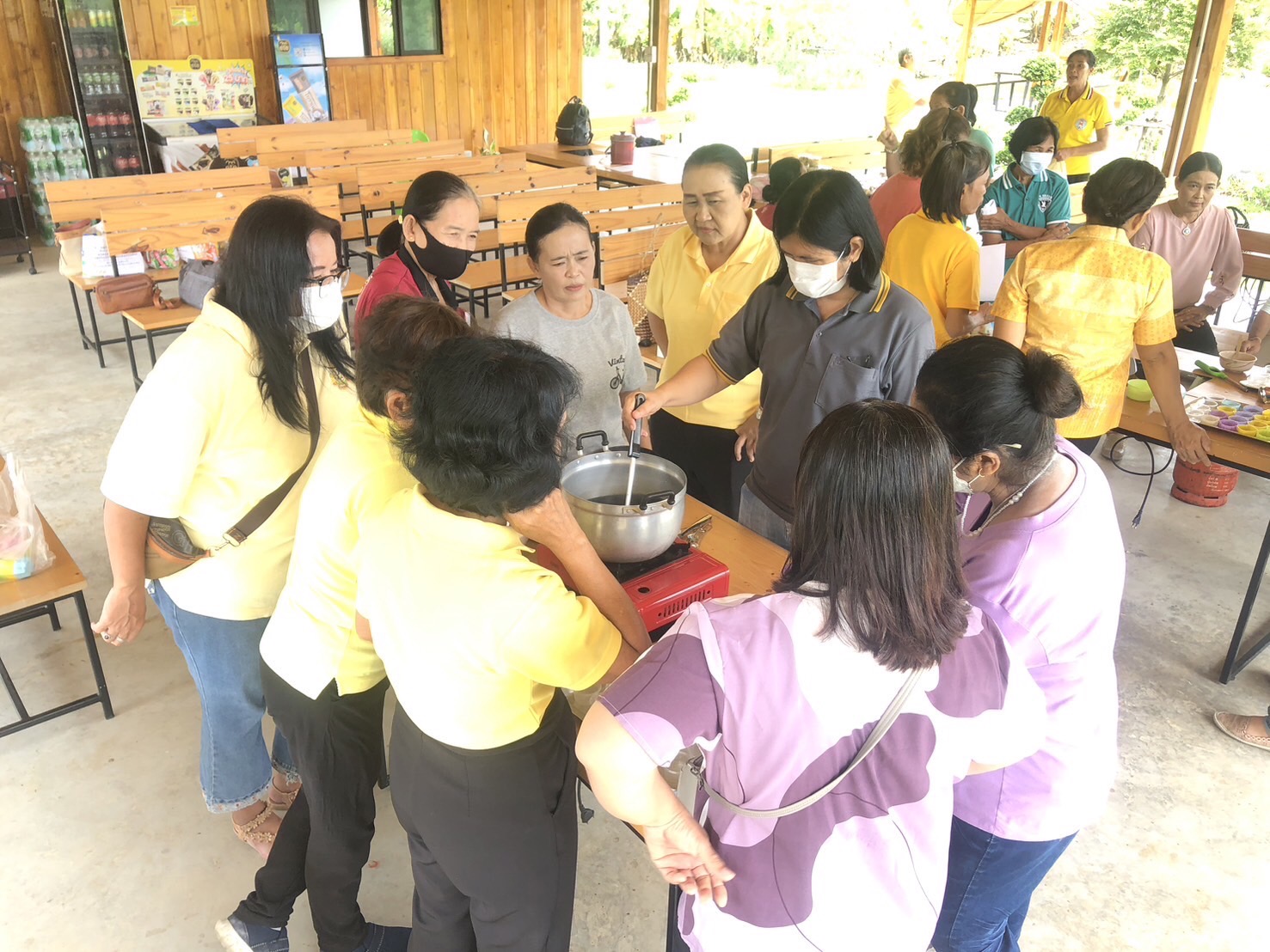 สพอ.ไทรน้อย ขับเคลื่อนการขจัดความยากจนขององค์กรสตรี ส่งเสริมอาชีพครัวเรือนยากจน