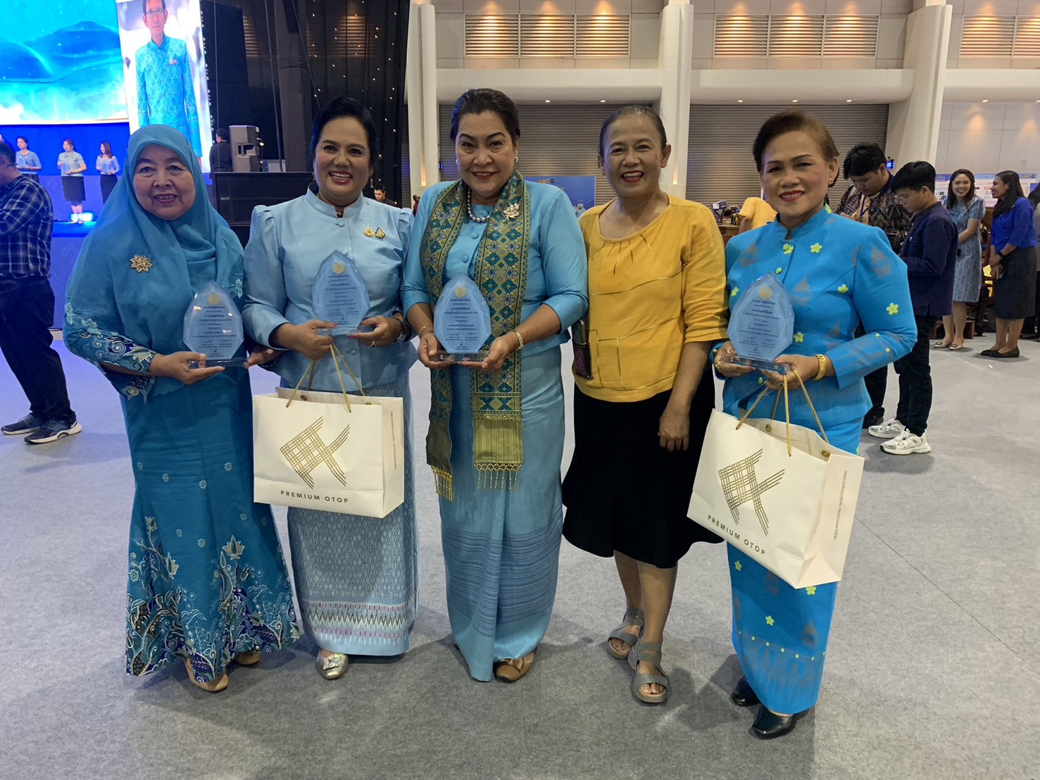 พช. นนท์ ร่วมแสดงความยินดีกับคณะกรรมการพัฒนาสตรีจังหวัดนนทบุรี เข้ารับโล่เชิดชูเกียรติ รางวัลสตรีดีเด่นในการสนับสนุนการขับเคลื่อนนโยบายและภารกิจสำคัญของกระทรวงมหาดไทยประจำปี 2567