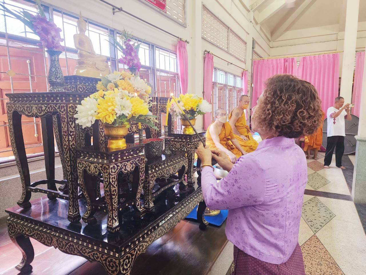 🎂🎊🎊พช.บางกรวย ร่วมทำบุญถวายภัตตาหารเนื่องในโอกาสครบรอบ 1 ปี การก่อตั้งศูนย์ทอผ้าจังหวัดนนทบุรี