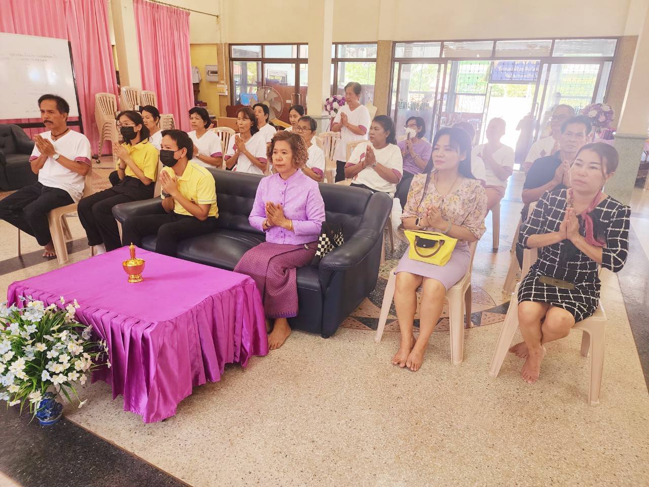 🎂🎊🎊พช.บางกรวย ร่วมทำบุญถวายภัตตาหารเนื่องในโอกาสครบรอบ 1 ปี การก่อตั้งศูนย์ทอผ้าจังหวัดนนทบุรี