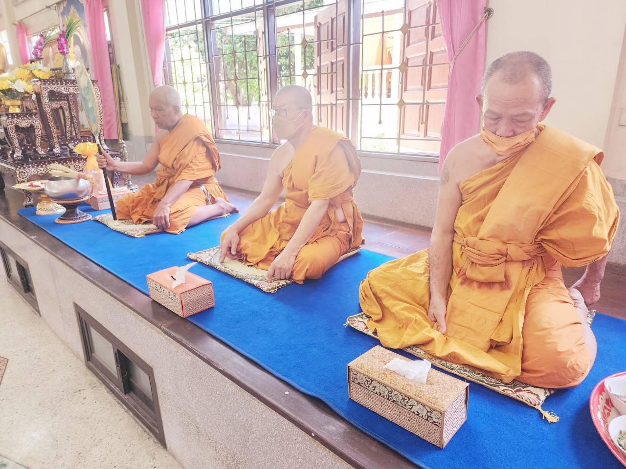 🎂🎊🎊พช.บางกรวย ร่วมทำบุญถวายภัตตาหารเนื่องในโอกาสครบรอบ 1 ปี การก่อตั้งศูนย์ทอผ้าจังหวัดนนทบุรี