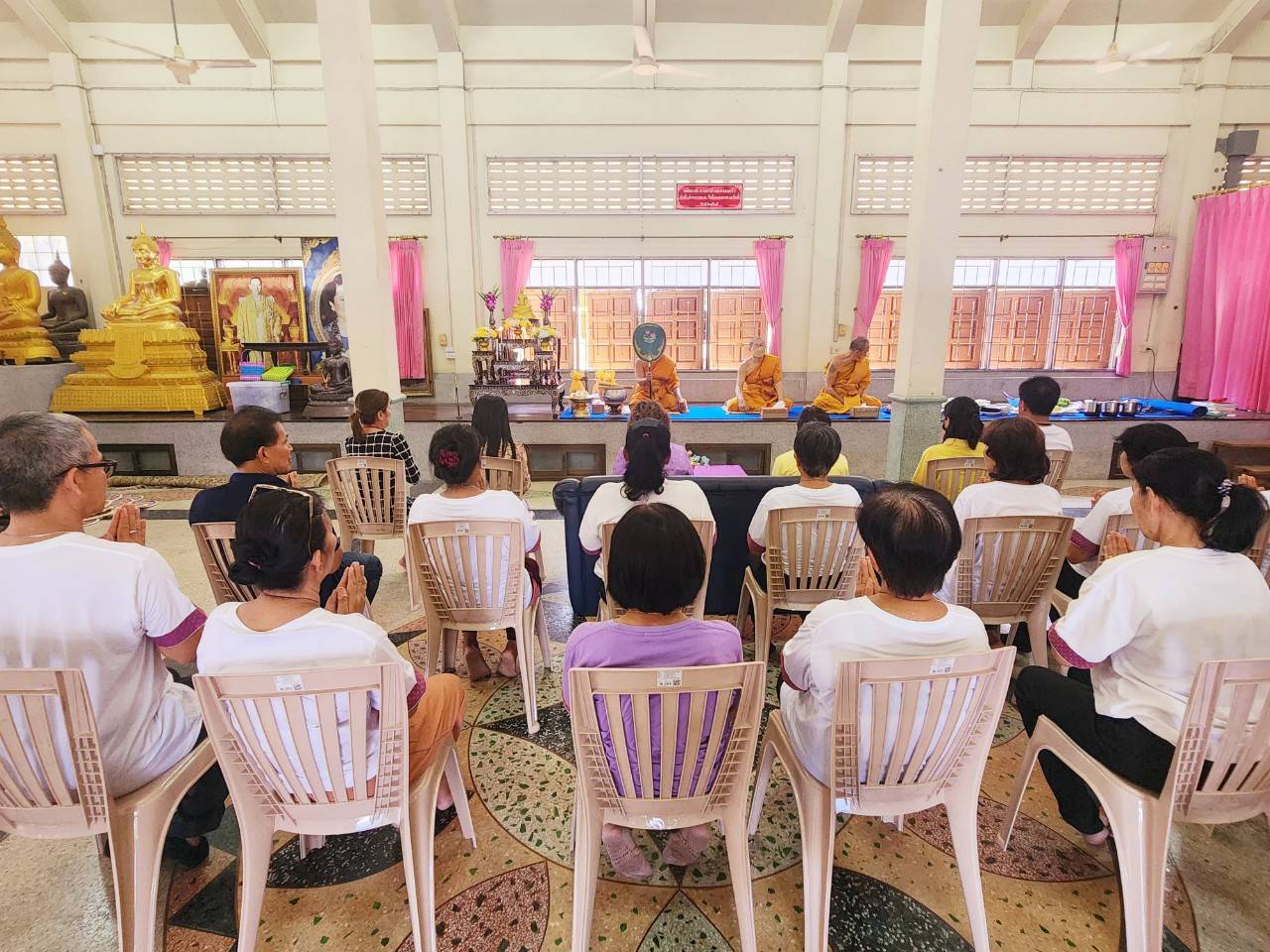 🎂🎊🎊พช.บางกรวย ร่วมทำบุญถวายภัตตาหารเนื่องในโอกาสครบรอบ 1 ปี การก่อตั้งศูนย์ทอผ้าจังหวัดนนทบุรี