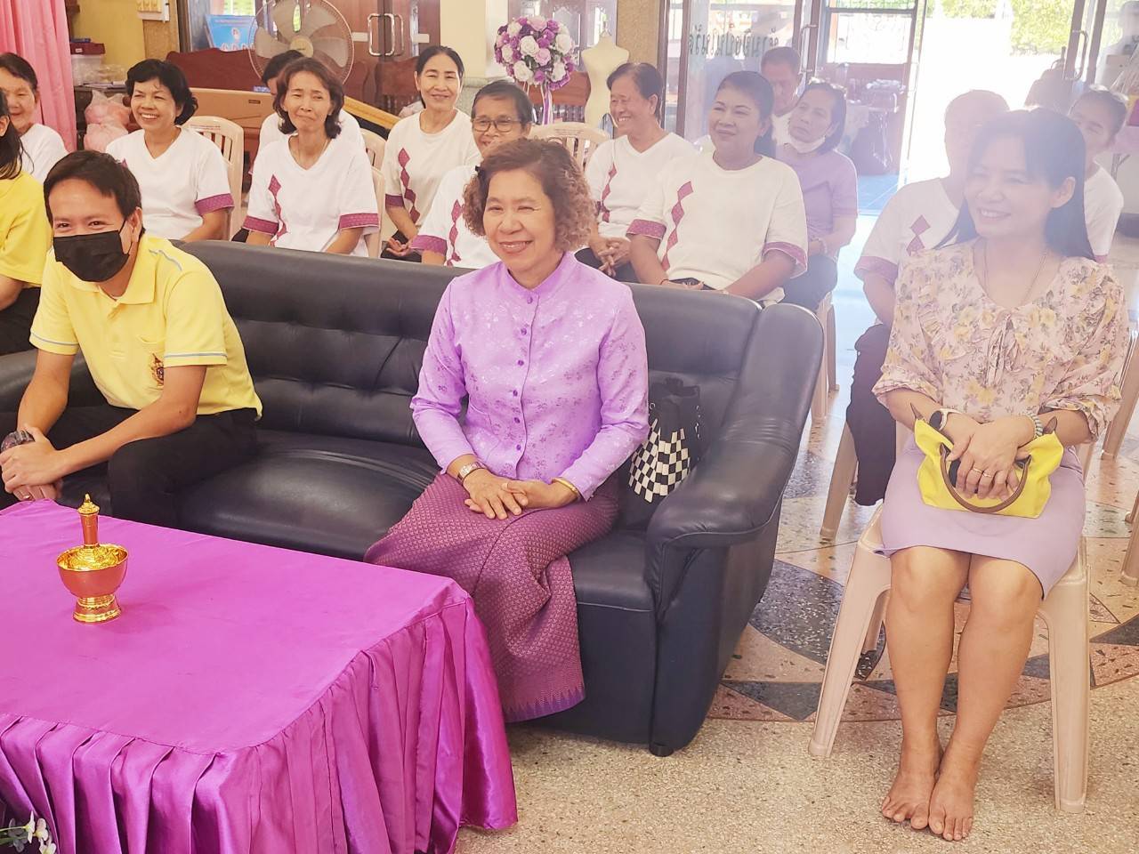 🎂🎊🎊พช.บางกรวย ร่วมทำบุญถวายภัตตาหารเนื่องในโอกาสครบรอบ 1 ปี การก่อตั้งศูนย์ทอผ้าจังหวัดนนทบุรี