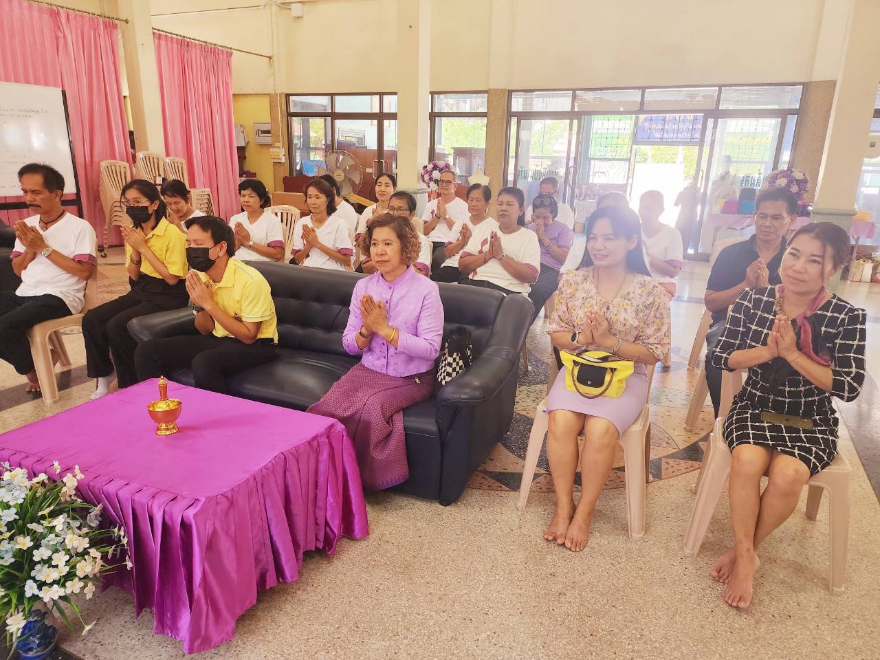 🎂🎊🎊พช.บางกรวย ร่วมทำบุญถวายภัตตาหารเนื่องในโอกาสครบรอบ 1 ปี การก่อตั้งศูนย์ทอผ้าจังหวัดนนทบุรี