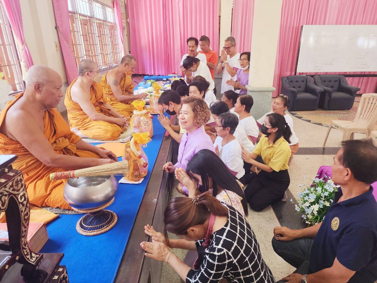 🎂🎊🎊พช.บางกรวย ร่วมทำบุญถวายภัตตาหารเนื่องในโอกาสครบรอบ 1 ปี การก่อตั้งศูนย์ทอผ้าจังหวัดนนทบุรี