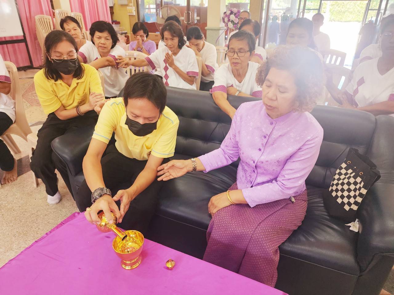 🎂🎊🎊พช.บางกรวย ร่วมทำบุญถวายภัตตาหารเนื่องในโอกาสครบรอบ 1 ปี การก่อตั้งศูนย์ทอผ้าจังหวัดนนทบุรี