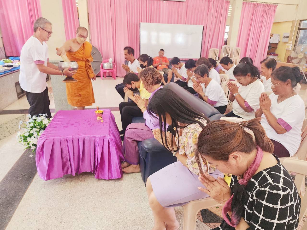 🎂🎊🎊พช.บางกรวย ร่วมทำบุญถวายภัตตาหารเนื่องในโอกาสครบรอบ 1 ปี การก่อตั้งศูนย์ทอผ้าจังหวัดนนทบุรี