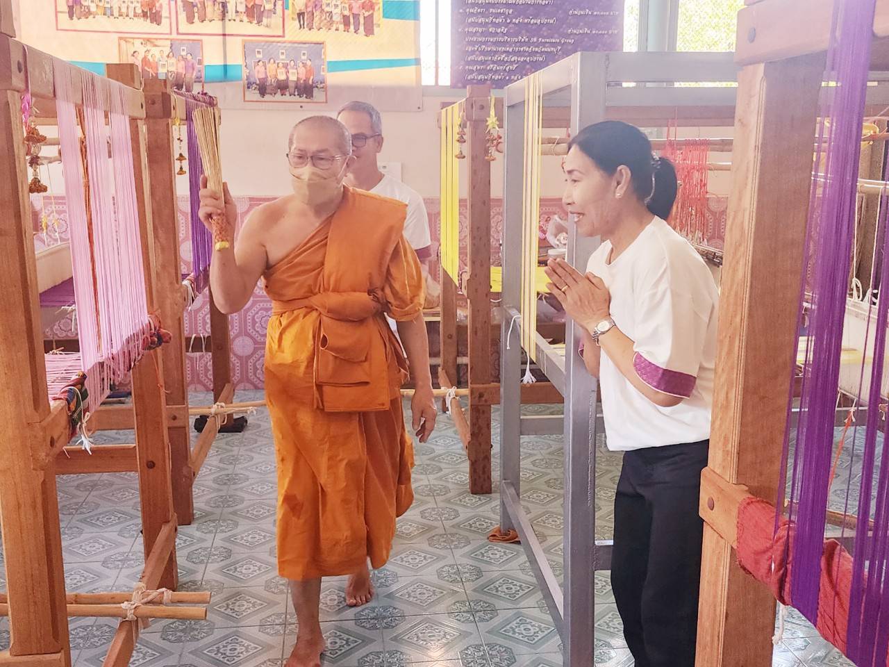 🎂🎊🎊พช.บางกรวย ร่วมทำบุญถวายภัตตาหารเนื่องในโอกาสครบรอบ 1 ปี การก่อตั้งศูนย์ทอผ้าจังหวัดนนทบุรี