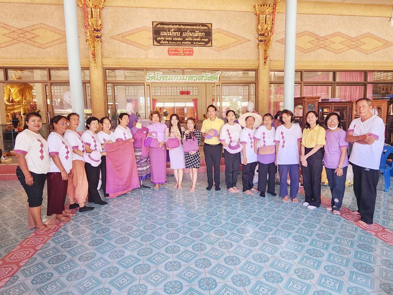 🎂🎊🎊พช.บางกรวย ร่วมทำบุญถวายภัตตาหารเนื่องในโอกาสครบรอบ 1 ปี การก่อตั้งศูนย์ทอผ้าจังหวัดนนทบุรี