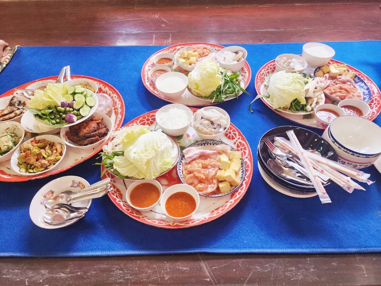 🎂🎊🎊พช.บางกรวย ร่วมทำบุญถวายภัตตาหารเนื่องในโอกาสครบรอบ 1 ปี การก่อตั้งศูนย์ทอผ้าจังหวัดนนทบุรี