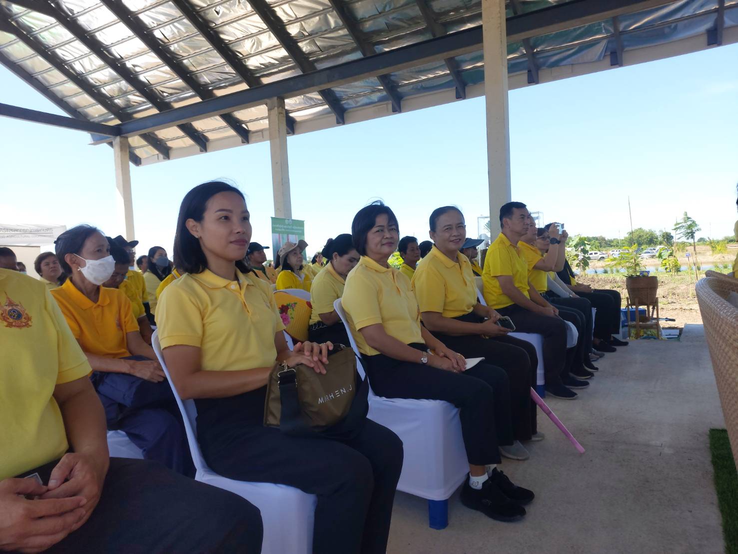 พช.นนทบุรีเข้าร่วมโครงการรณรงค์และส่งเสริมการปลูกหญ้าแฝกเฉลิมพระเกียรติพระบามสมเด็จพระเจ้าอยู่หัว เนื่องในโอกาสพระราชพิธีมหามงคลเฉลิมพระชนมพรรษา 6 รอบ 28 กรกฎาคม 2567