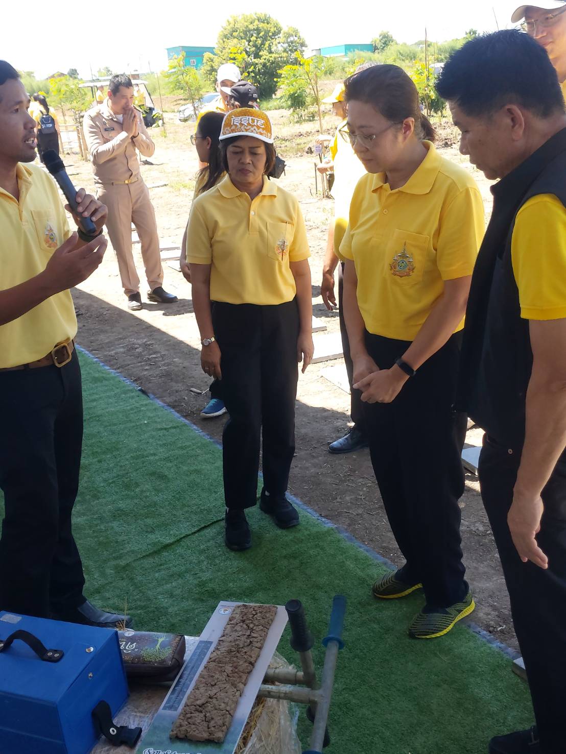 พช.นนทบุรีเข้าร่วมโครงการรณรงค์และส่งเสริมการปลูกหญ้าแฝกเฉลิมพระเกียรติพระบามสมเด็จพระเจ้าอยู่หัว เนื่องในโอกาสพระราชพิธีมหามงคลเฉลิมพระชนมพรรษา 6 รอบ 28 กรกฎาคม 2567