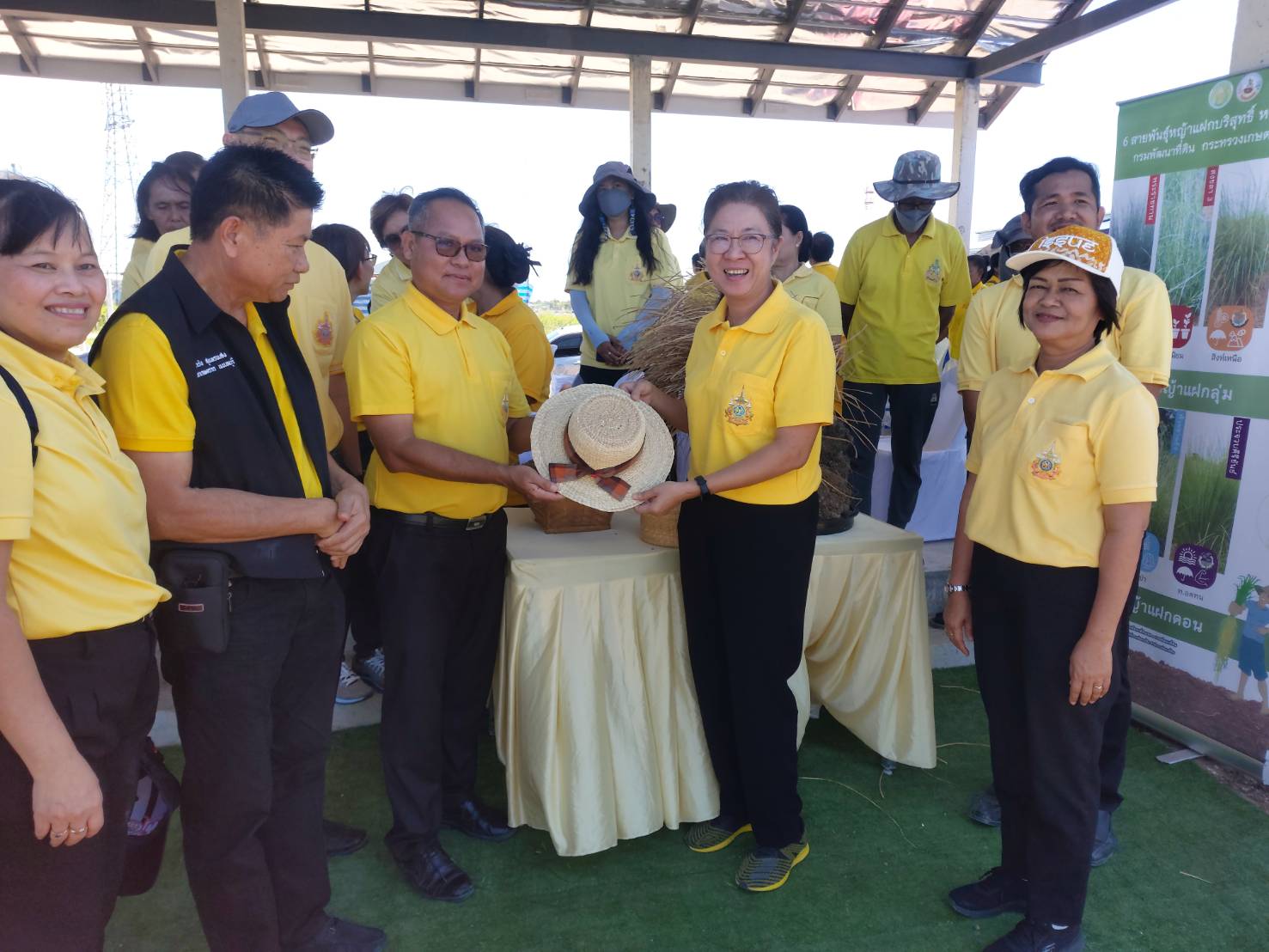 พช.นนทบุรีเข้าร่วมโครงการรณรงค์และส่งเสริมการปลูกหญ้าแฝกเฉลิมพระเกียรติพระบามสมเด็จพระเจ้าอยู่หัว เนื่องในโอกาสพระราชพิธีมหามงคลเฉลิมพระชนมพรรษา 6 รอบ 28 กรกฎาคม 2567