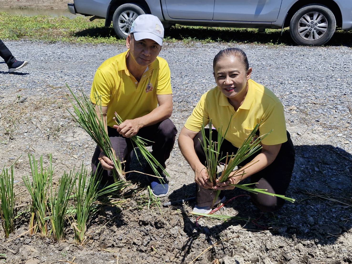 พช.นนทบุรีเข้าร่วมโครงการรณรงค์และส่งเสริมการปลูกหญ้าแฝกเฉลิมพระเกียรติพระบามสมเด็จพระเจ้าอยู่หัว เนื่องในโอกาสพระราชพิธีมหามงคลเฉลิมพระชนมพรรษา 6 รอบ 28 กรกฎาคม 2567