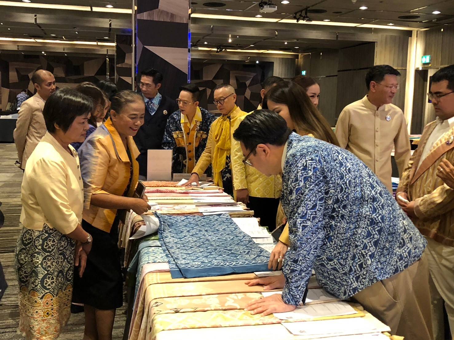 จังหวัดนนทบุรีร่วมพิธีเปิดการประกวดผ้าลายพระราชทาน “ผ้าลายสิริวชิราภรณ์” และงานหัตถกรรม ภาคกลาง