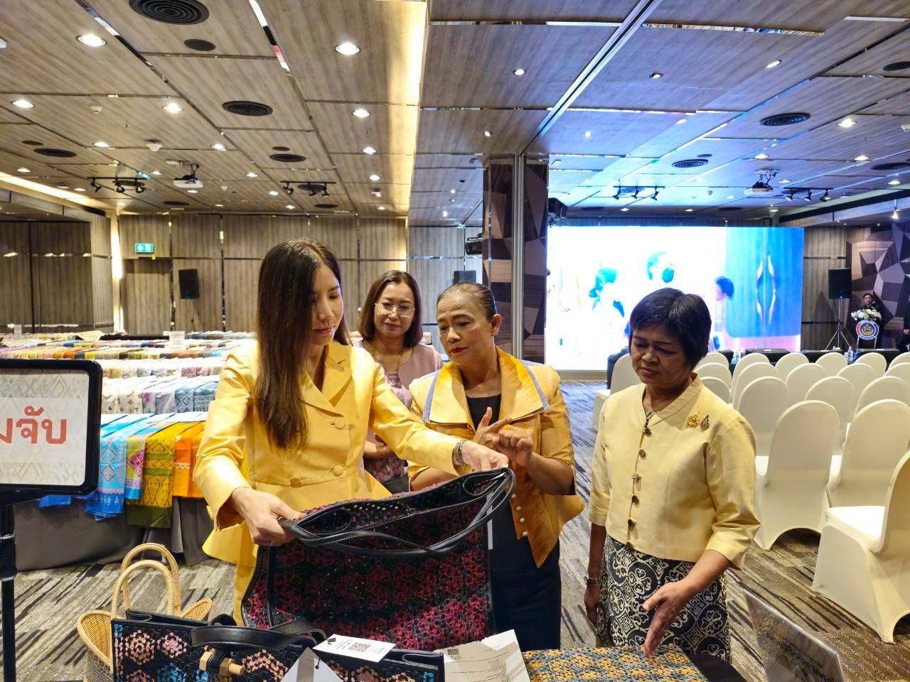 จังหวัดนนทบุรีร่วมพิธีเปิดการประกวดผ้าลายพระราชทาน “ผ้าลายสิริวชิราภรณ์” และงานหัตถกรรม ภาคกลาง