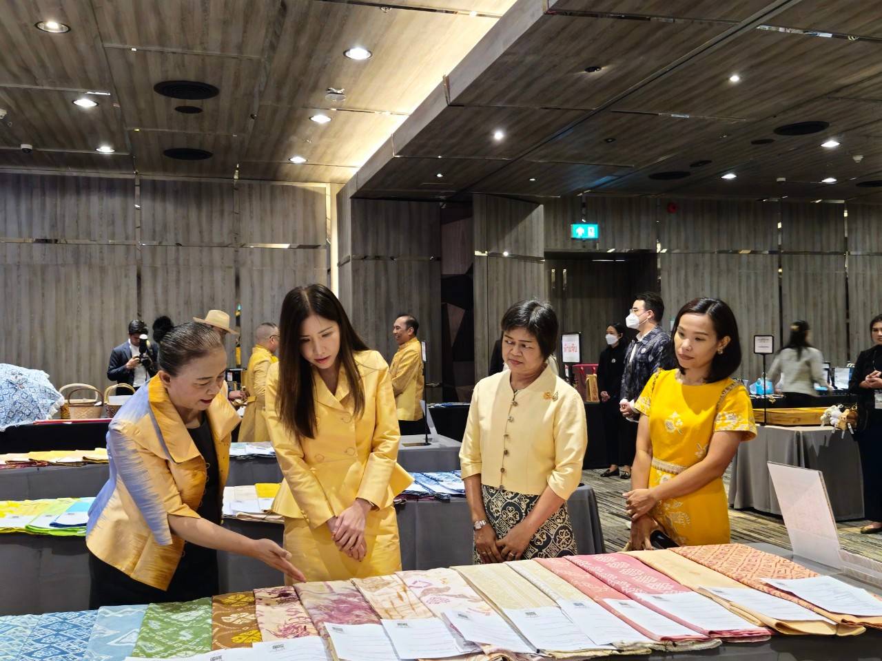 จังหวัดนนทบุรีร่วมพิธีเปิดการประกวดผ้าลายพระราชทาน “ผ้าลายสิริวชิราภรณ์” และงานหัตถกรรม ภาคกลาง