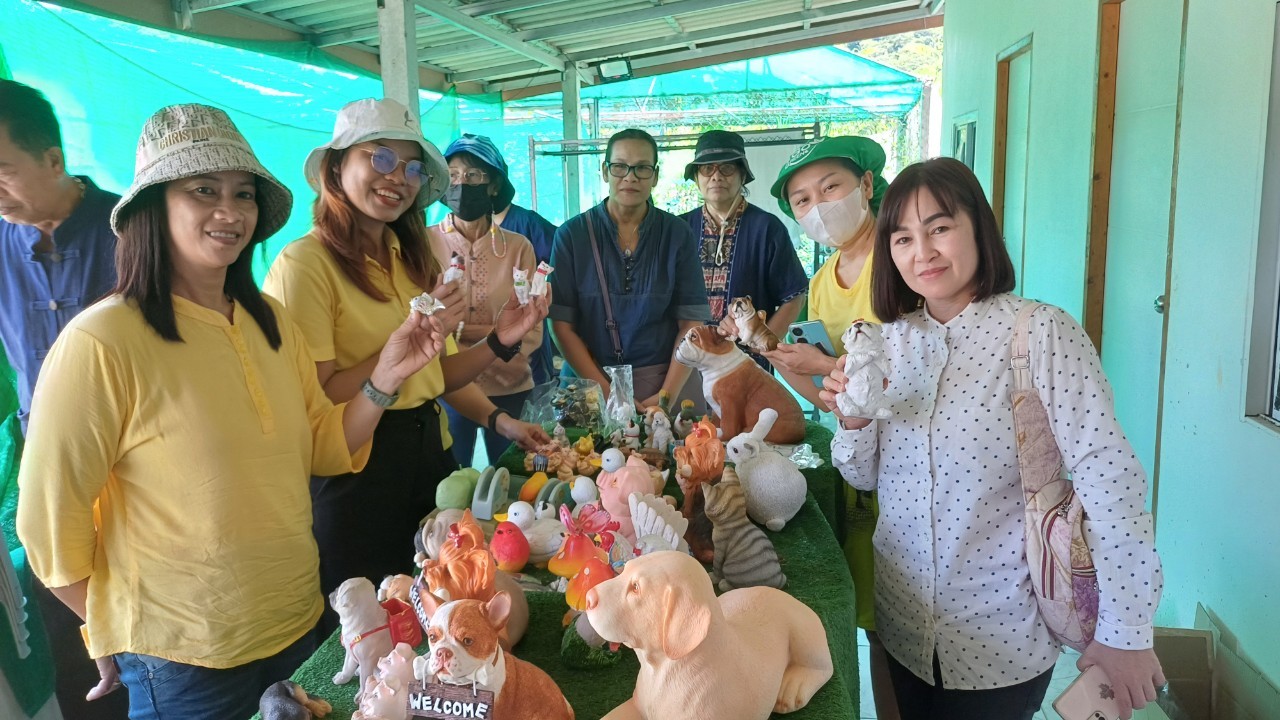 พช.ปากเกร็ดศึกษาดูงานศูนย์จัดการกองทุนชุมชนบ้านดงตากิต และบ้านหนองประดู่ จ.เพชรบุรี