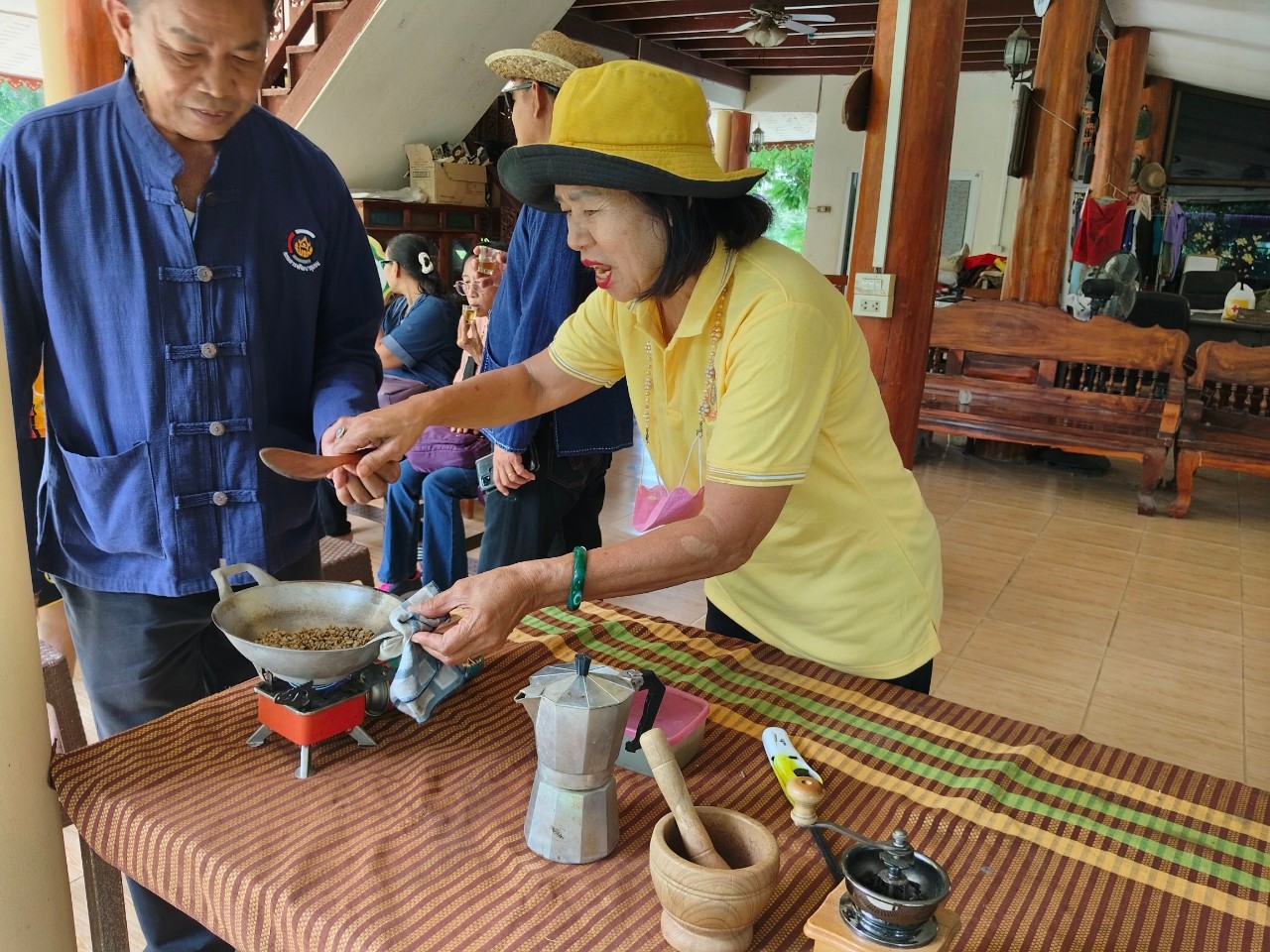 พช.ปากเกร็ดศึกษาดูงานศูนย์จัดการกองทุนชุมชนบ้านดงตากิต และบ้านหนองประดู่ จ.เพชรบุรี