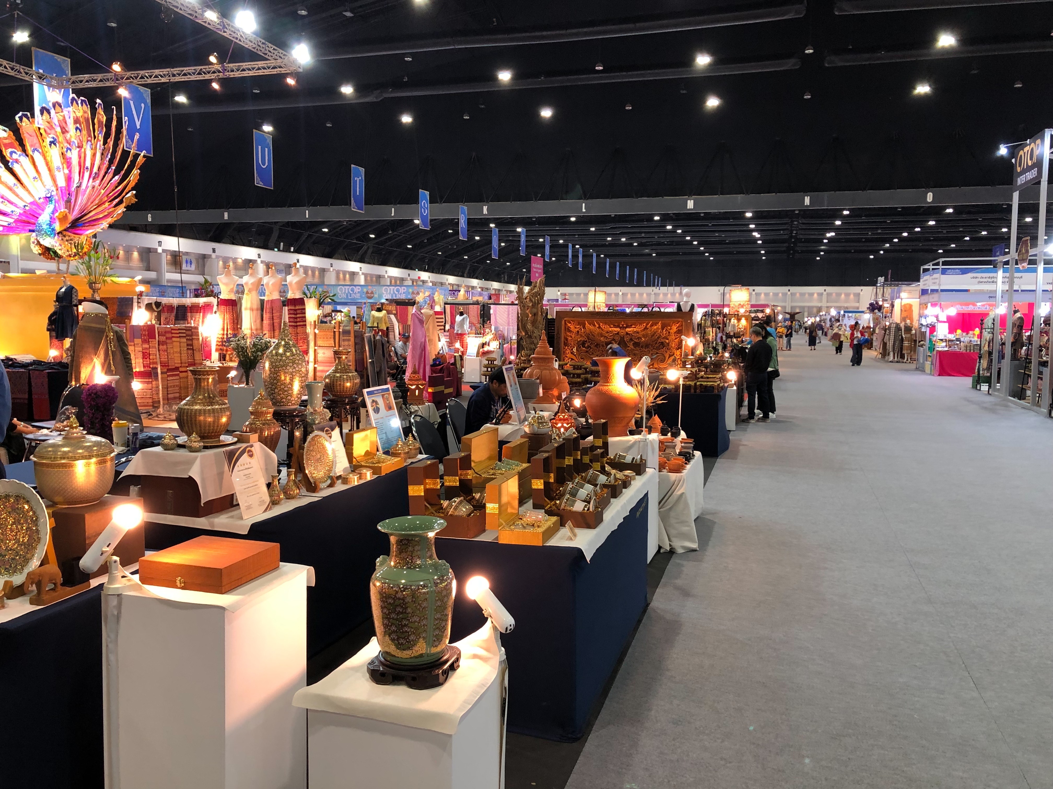 พช.นนท์ร่วมพบปะเยี่ยมเยียนและให้กำลังใจ ผู้ผลิต ผู้ประกอบการ OTOP จังหวัดนนทบุรี