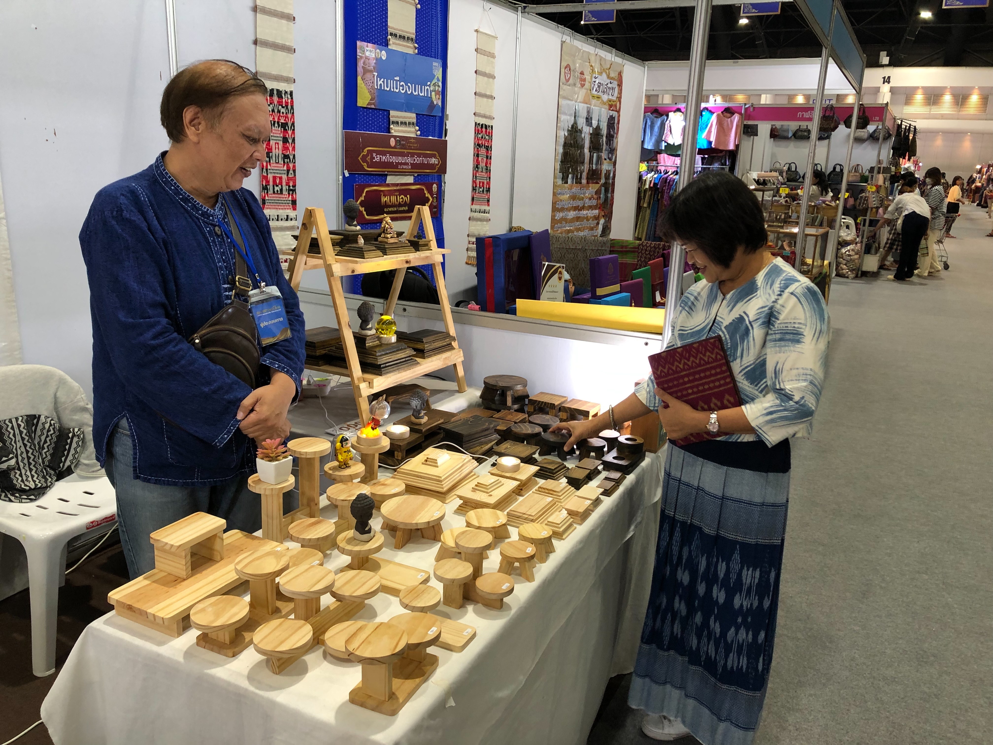 พช.นนท์ร่วมพบปะเยี่ยมเยียนและให้กำลังใจ ผู้ผลิต ผู้ประกอบการ OTOP จังหวัดนนทบุรี