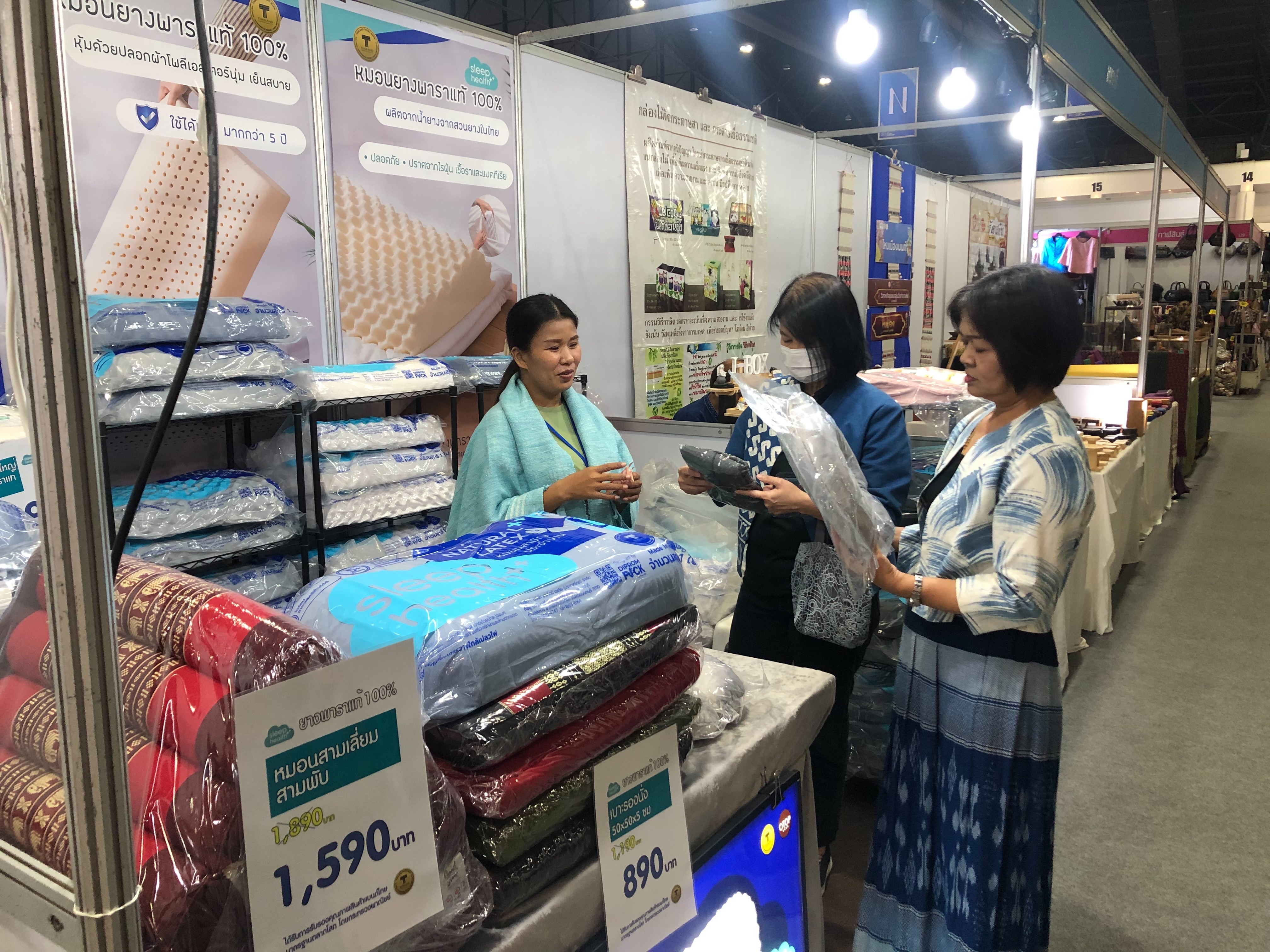 พช.นนท์ร่วมพบปะเยี่ยมเยียนและให้กำลังใจ ผู้ผลิต ผู้ประกอบการ OTOP จังหวัดนนทบุรี