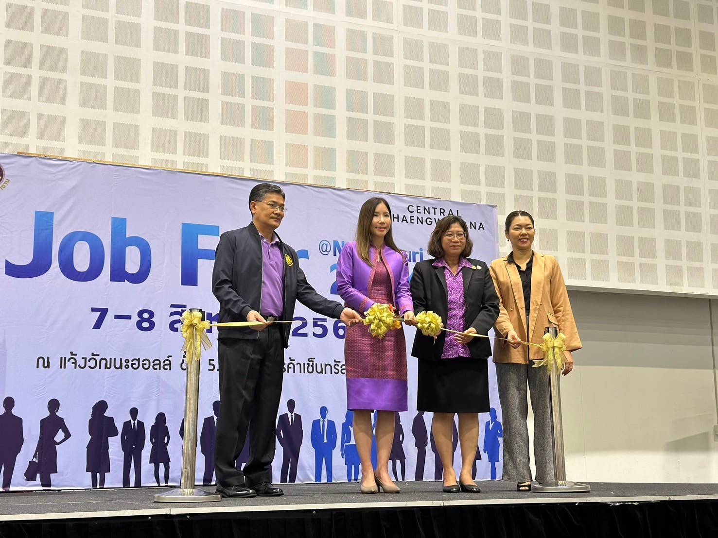 พช.นนทบุรีร่วมพิธีเปิดงานวันนัดพบแรงงานจังหวัดนนทบุรี “job Fair @Nonthaburi2024”