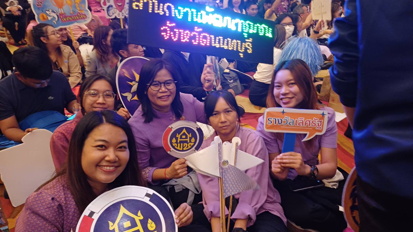 “กลุ่มทอผ้ารวมใจรักษ์มหาสวัสดิ์” รับรางวัลเลิศรัฐ สาขาการบริหารราชการแบบมีส่วนร่วม ประจำปี ๒๕๖๗ ประเภท สัมฤทธิ์ผลประชาชนมีส่วนร่วม