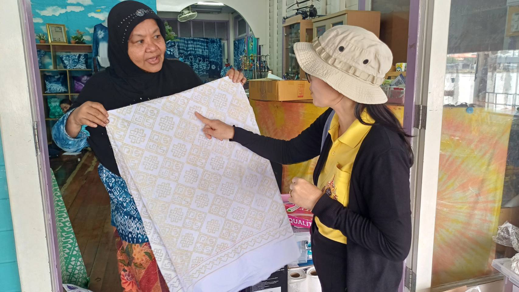 พช.ปากเกร็ด ติดตามการดำเนินงานผู้ประกอบการ OTOP เกาะเกร็ด ผ้าบาติกและผ้ามัดย้อมสีธรรมชาติ