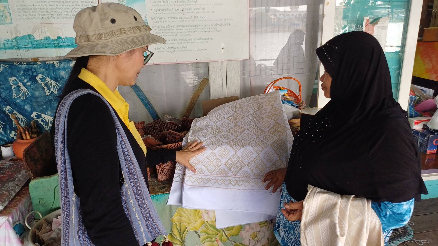 พช.ปากเกร็ด ติดตามการดำเนินงานผู้ประกอบการ OTOP เกาะเกร็ด ผ้าบาติกและผ้ามัดย้อมสีธรรมชาติ