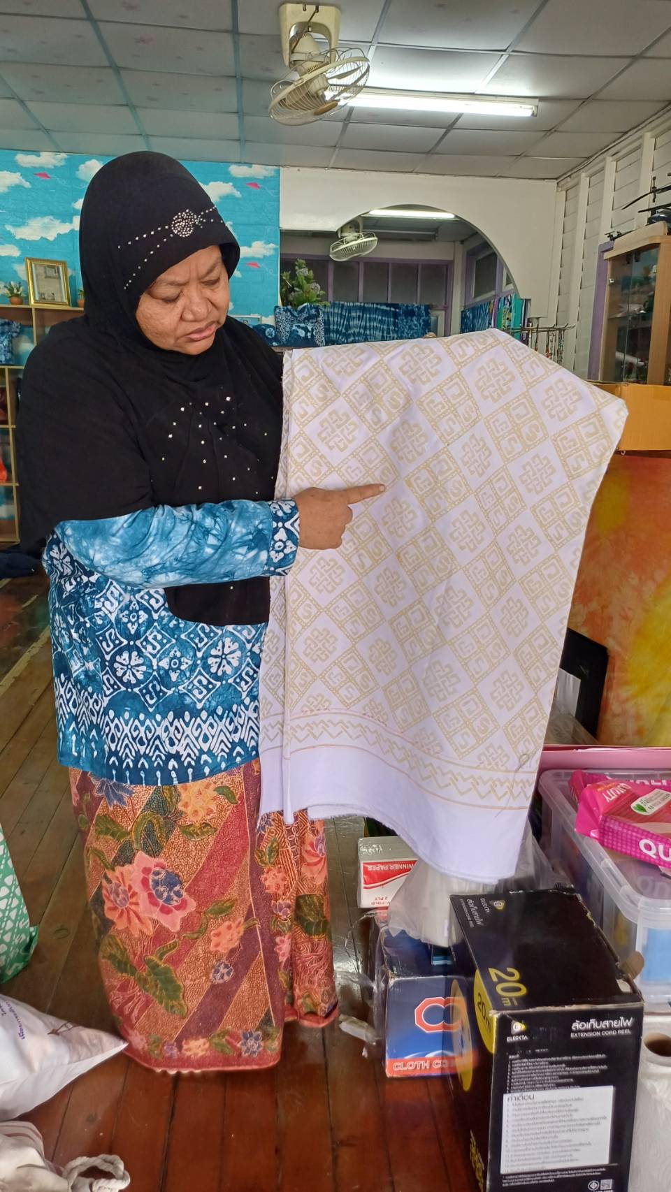 พช.ปากเกร็ด ติดตามการดำเนินงานผู้ประกอบการ OTOP เกาะเกร็ด ผ้าบาติกและผ้ามัดย้อมสีธรรมชาติ