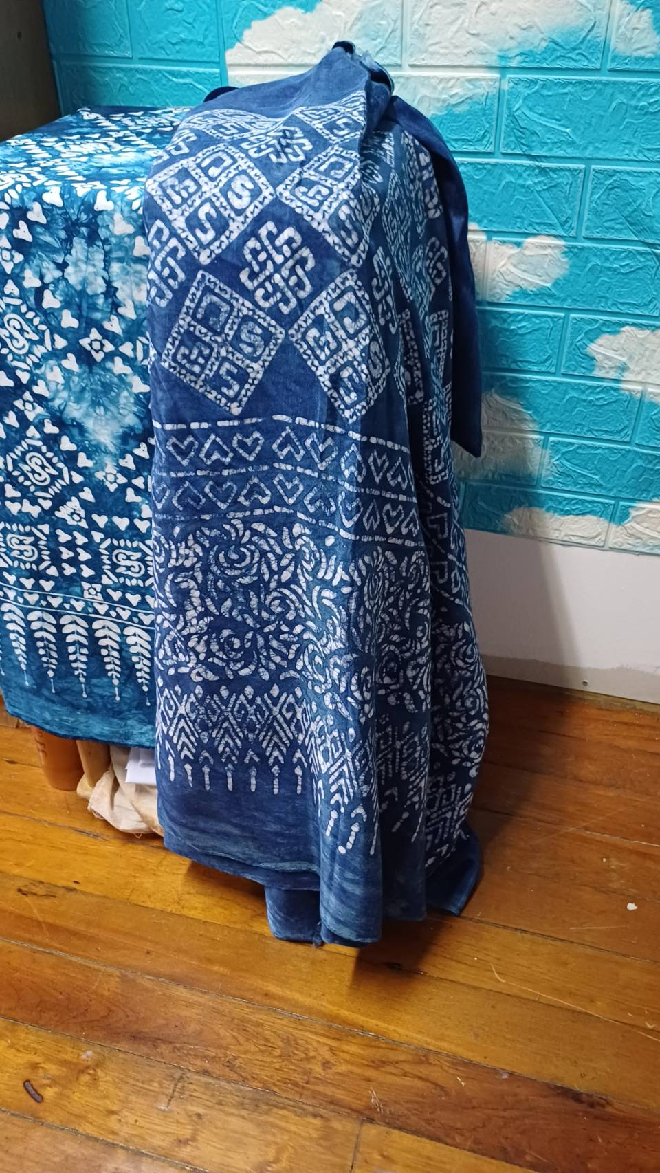 พช.ปากเกร็ด ติดตามการดำเนินงานผู้ประกอบการ OTOP เกาะเกร็ด ผ้าบาติกและผ้ามัดย้อมสีธรรมชาติ